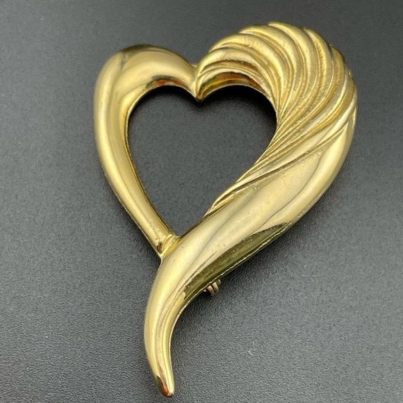 Vintage Chunky Gold Tone Heart Shaped Brooch Pin - Picture 1 of 2